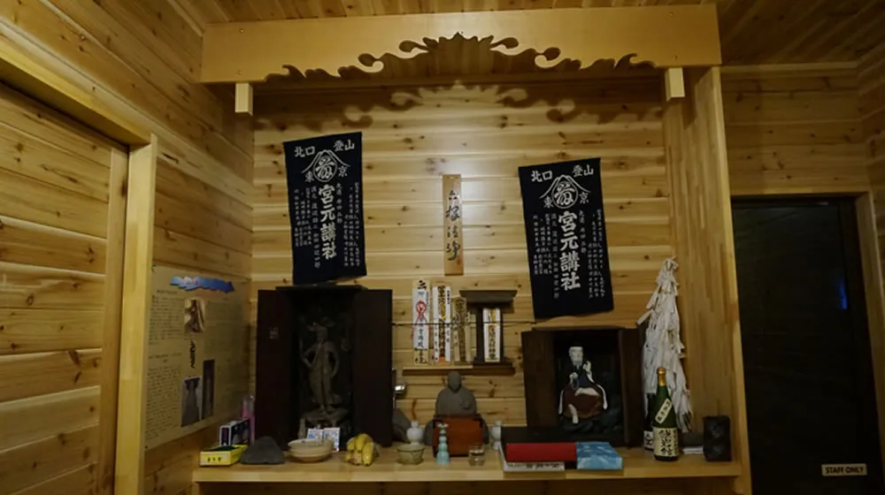 Kamidana (miniatur altar untuk memuja dewa Shinto) di dalam ruangan pondok
