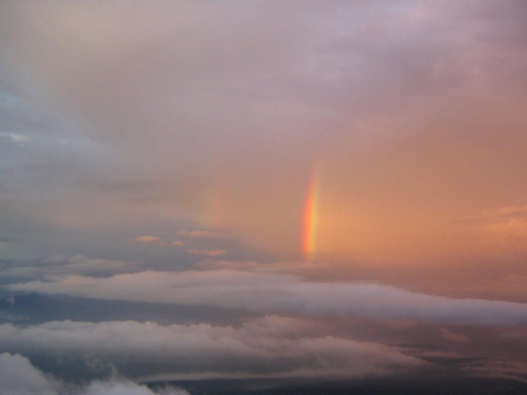 うっすらとですが2本同時に出た珍しい虹でした。※左隣です。