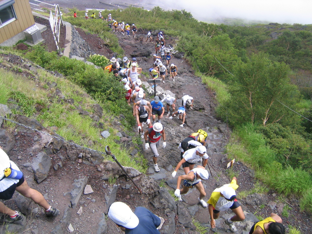 2004年7月23日撮影。 毎年この時期（第4金曜日）に行われる「富士登山競争」の一枚。 皆さんが苦労して登る登山道をこの方たちは走って競争します。鉄人ですよね。。。